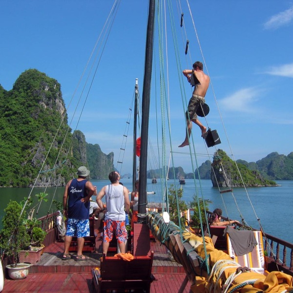 Erlebnis-Reisen Vietnam Hanoi Wasserpuppentheater Traditionen